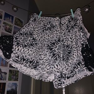Living doll Los Angeles size large printed shorts
